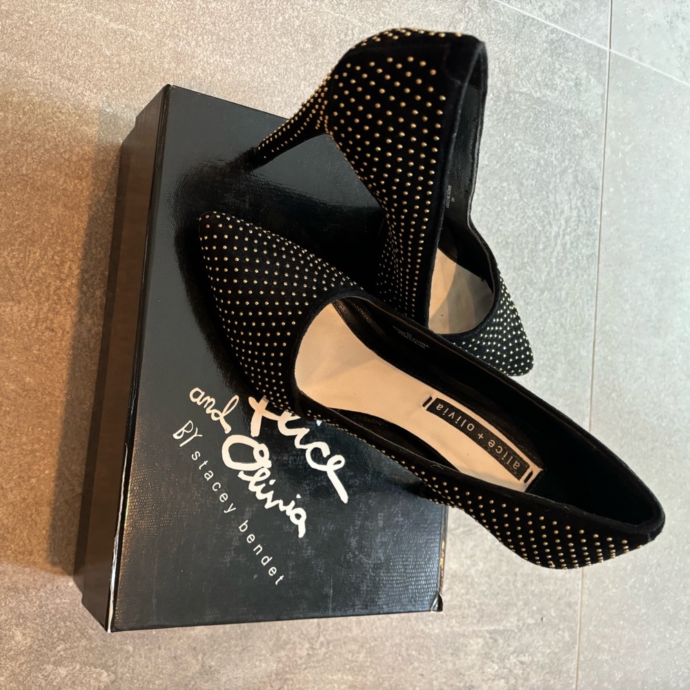 Alice &Olivia black dress pump with gold stud details size 40 (extra balls)